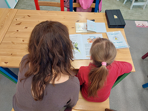 Doučování dětí v Centru pomoci sv. Rafaela