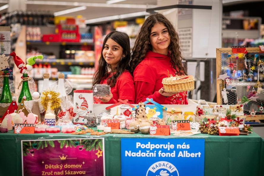 Malí obchodníci z dětských domovů otvírají stánky se svými výrobky