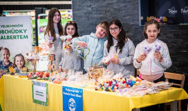 Děti z dětských domovů otevírají velikonoční obchůdky s vlastními výrobky