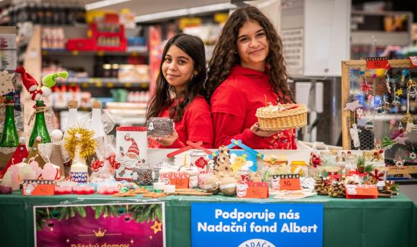 Malí obchodníci z dětských domovů otvírají stánky se svými výrobky